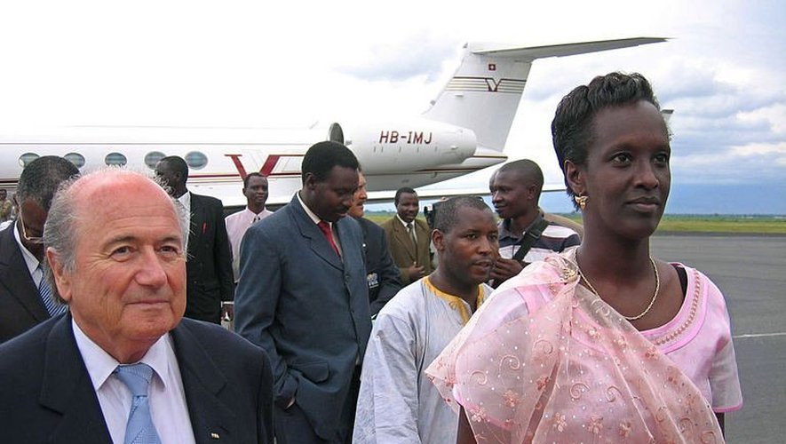 Le président de la Fifa Sepp Blatter et la Burundaise Lydia Nsekera, le 13 avril 2005 à Bujumbura