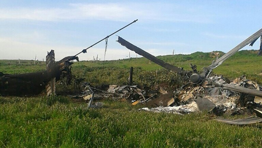 Photo fournie le 2 avril 2016 par le site internet du "ministère" de la Défense du Nagorny Karabakh qui montrerait la carcasse d'un hélicoptère azerbaïdjanais après des affrontements