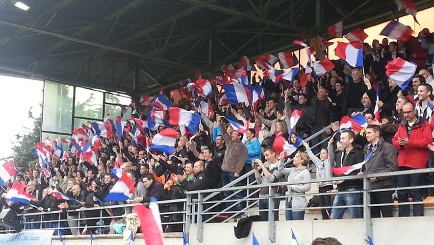 Une vague de drapeaux tricolores à la présentation des joueurs de France 98 ce soir à Rodez.