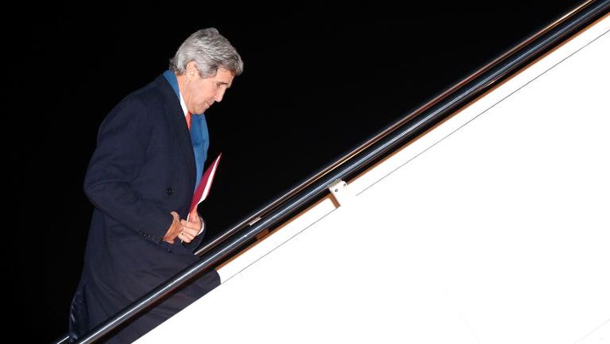 Le Secrétaire d'Etat John Kerry à son départ de Washington le 3 mars 2014 pour Kiev