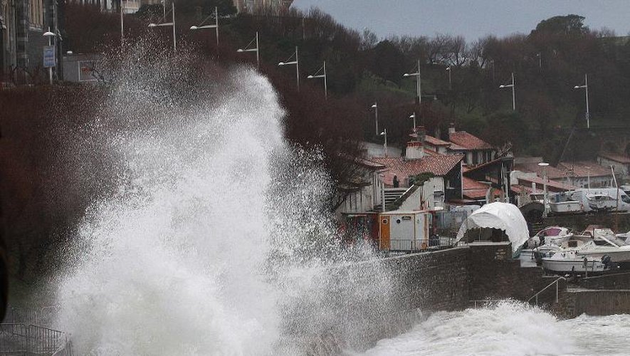 Le rivage balayé par de hautes vagues le 3 mars à Biarritz