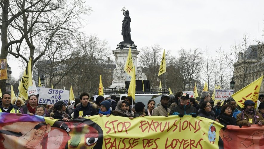 Manifestation contre les expulsions après la fin de la trêve hivernale, à Paris le 2 avril 2016