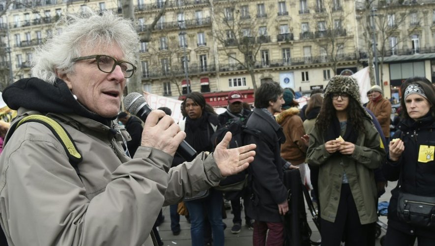 Le porte-parole du DAL (Droit au Logement) Jean-Baptiste Eyraud fait un discours lors de la manifestation contre les expulsions, à Paris le 2 avril 2016