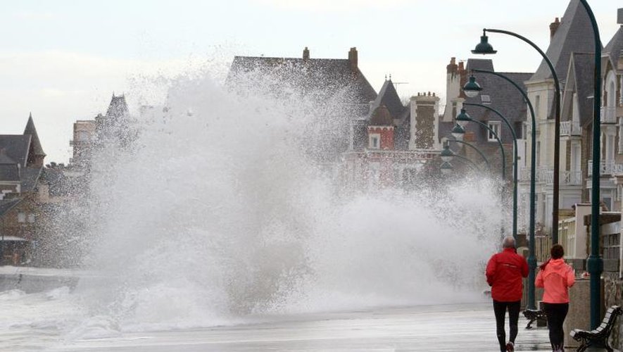 Le rivage balayé par de hautes vagues le 3 mars à Saint-Malo
