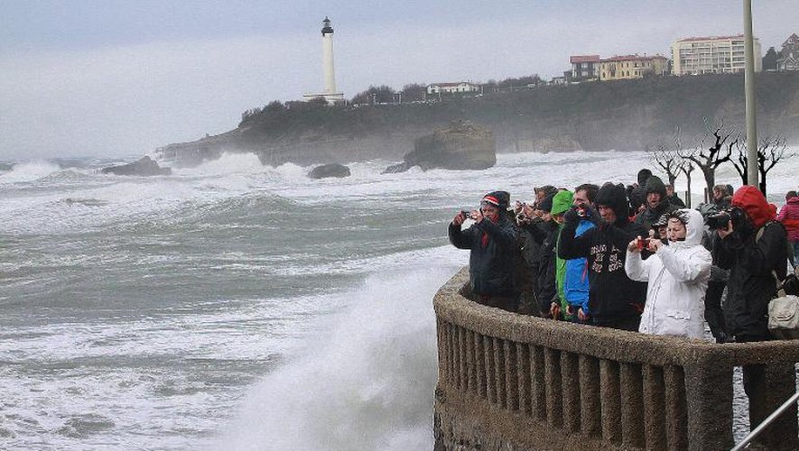 Le rivage balayé par de hautes vagues le 3 mars à Biarritz où des passants prennent de photos