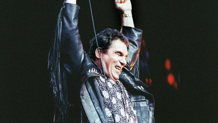 Le chanteur toulousain Claude Nougaro lors d'un concert le 13 février 1990 à l'Olympia de Paris.