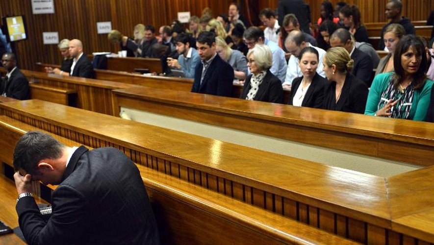 Oscar Pistorius sur le banc des accusés le 4 mars 2014 au tribunal à Pretoria