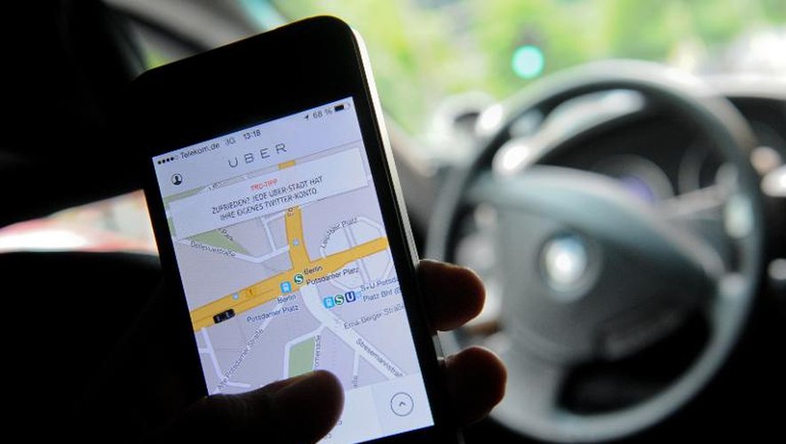 Un écran de téléphone affichant l'application de service de voitures de transport avec chauffeur Uber, le 24 avril 2015 à Berlin
