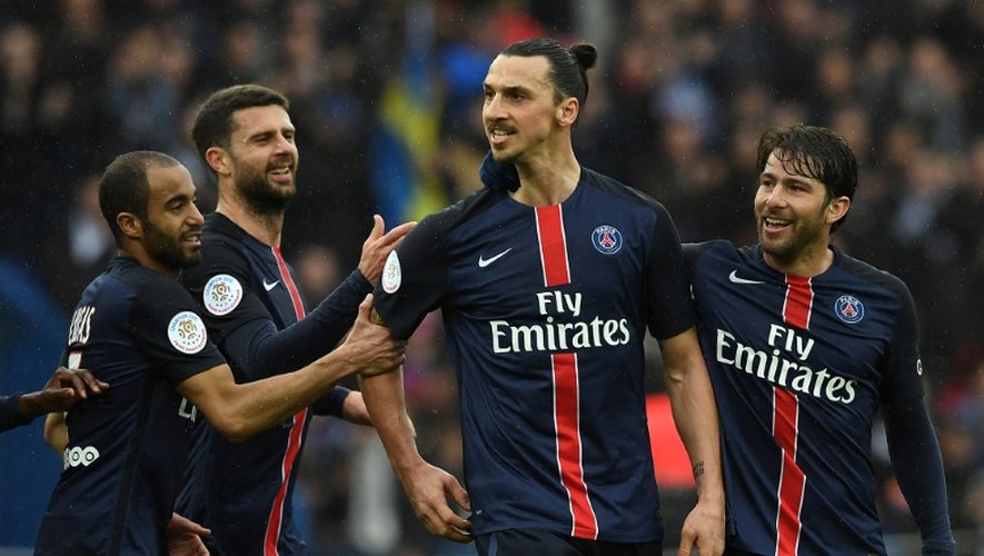 Zlatan Ibrahimovic félicité par ses coéquipiers du PSG après l'un de ses 3 buts contre Nice, le 2 avril 2016 au Parc des Princes