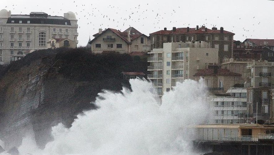 Une grande vague à Biarritz le 3 mars 2014