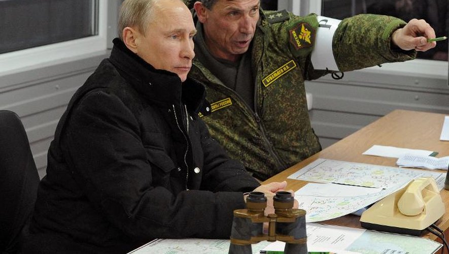 Vladimir Poutine et un officier russe le 3 mars 2014 à Kirillovsky