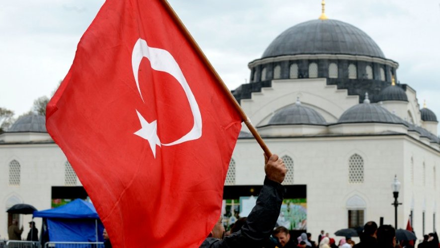 Un homme brandit un drapeau turc lors de l'inauguration de la mosquée du centre islamique Diyanet, le 2 avril 2016 à Lanham (est des Etats-Unis)