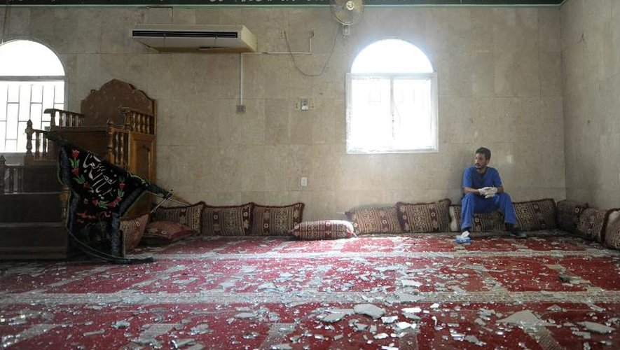 Un Saoudien dans la mosquée chiite de Koudeih, dans l'est de l'Arabie saoudite, où un attentat-suicide a fait de nombreux morts et blessés, le 22 mai 2015
