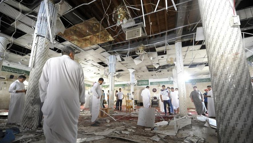 L'intérieur de la mosquée chiite de Koudeih qui a été frappée par un attentat-suicide, le 22 mai 2015