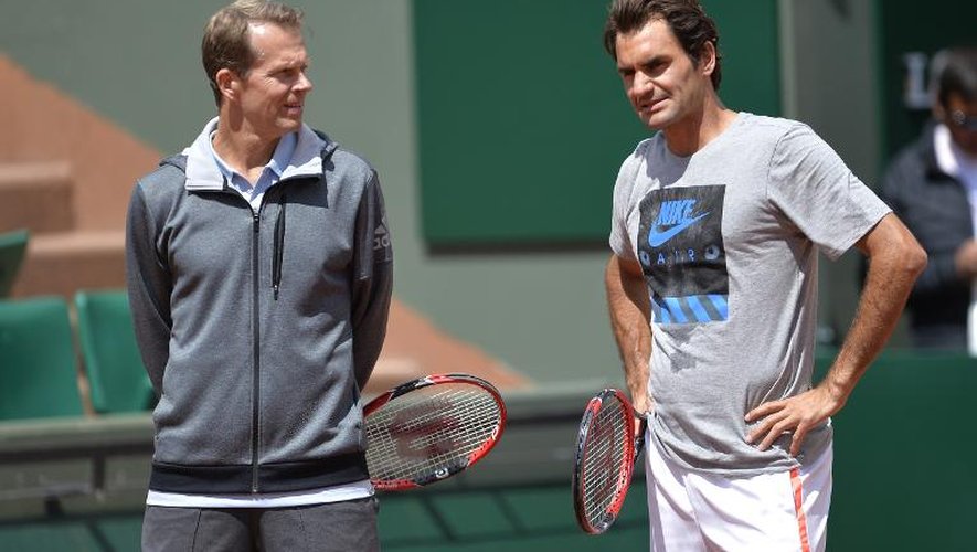 Le Suisse Roger Federer (d) parle avec son coach suédois Stefan Edberg lors d'un entraînement avant le Tournoi de Roland-Garros, le 21 mai 2015 à Paris