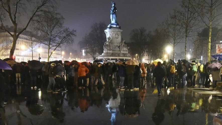 Des participants à la "Nuit debout", le 2 avril 2016 place de la République à Paris