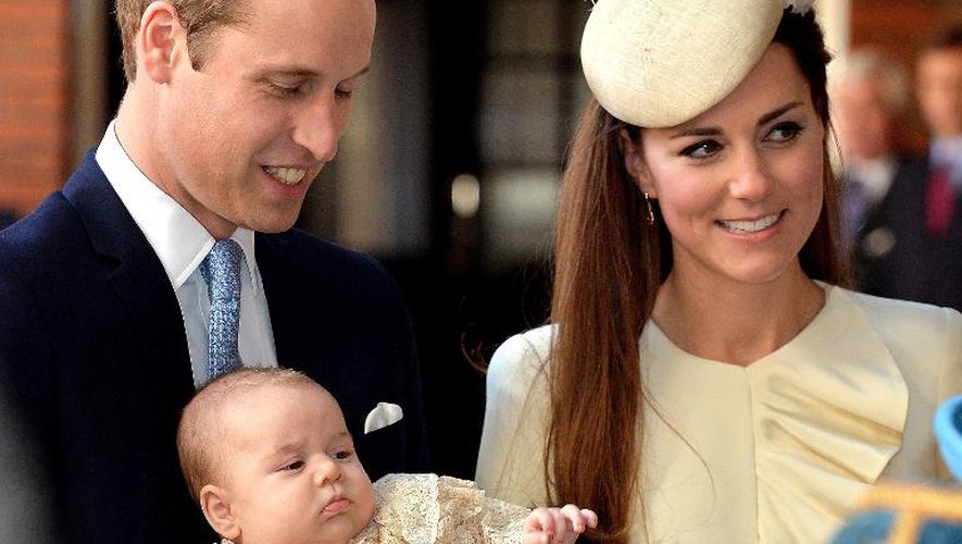 Le prince William, duc de Cambridge, son épouse Kate, duchesse de Cambridge et leur fils George, le 23 octobre 2013