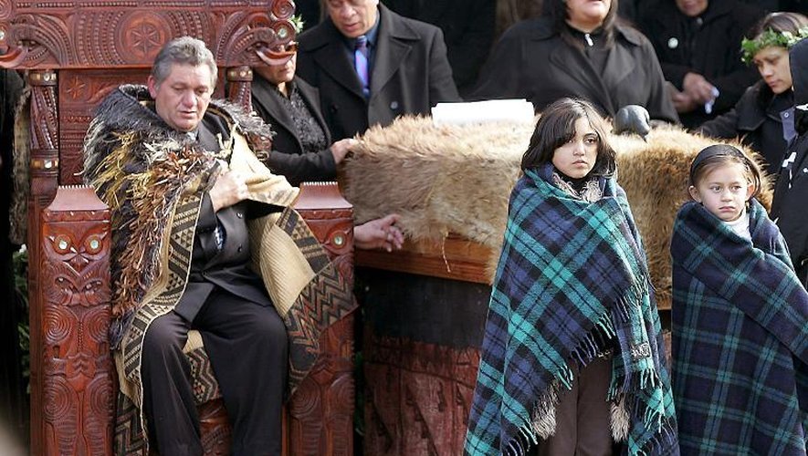 Le roi Maori Tuheitia Paki (g) de Nouvelle Zélande sur un trône de bois sculpté le 21 août 2006, lors des funérailles de sa mère