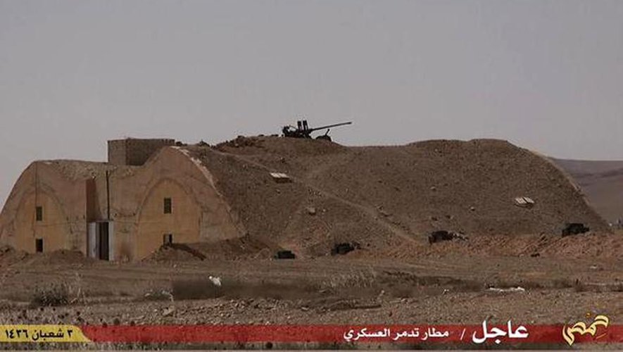 Capture d'écran d'une video diffusée le 21 mai 2015 par le média jihadiste Welayat Homs montrant l'aéroport militaire de Palmyre après la prise de la ville par l'EI