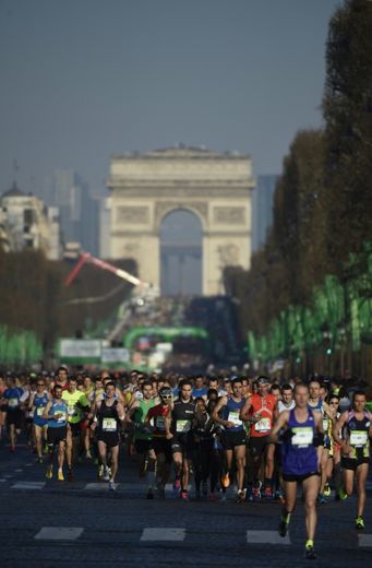 Départ de la 40e édition du marathon de Paris sur les Chapms-Elysées, le 3 avril 2016