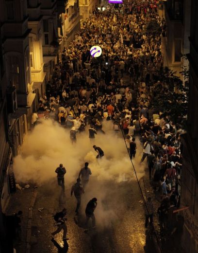 Des manifestants opposés à la police lors d'une protestation contre le gouvernement, le 1er juin 2013 à Istanbul