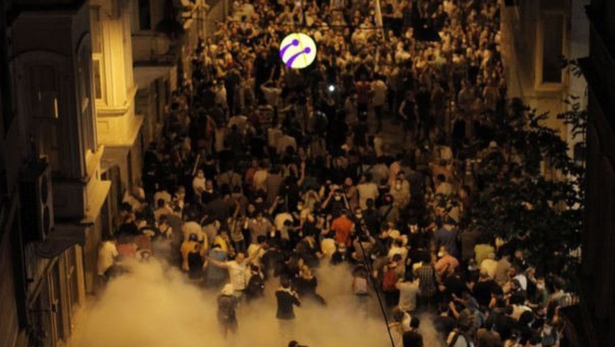 Des manifestants opposés à la police lors d'une protestation contre le gouvernement, le 1er juin 2013 à Istanbul