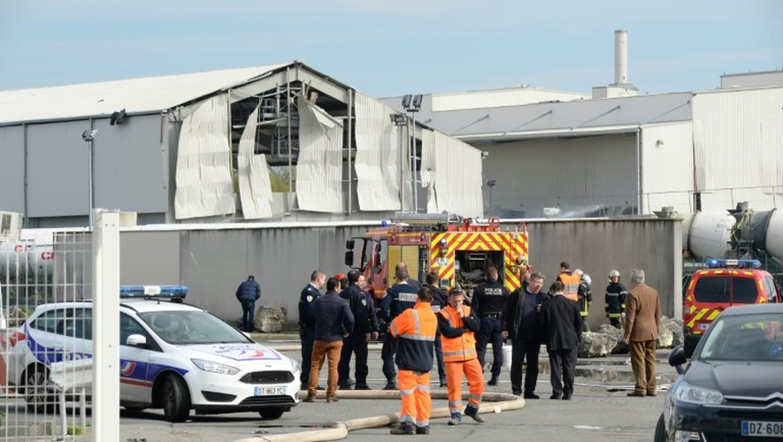 Policiers et pompiers après leur intervention   lors d'un incendie survenu au sein d'une société spécialisée dans le transport de matières dangereuses qui a provoqué l'explosion de plusieurs camions-citernes à Bassens au nord de Bordeaux, le 3 avril 2016