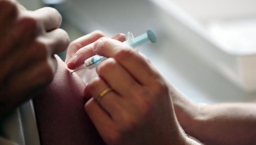 Une personne se fait vacciner contre la grippe à Paris