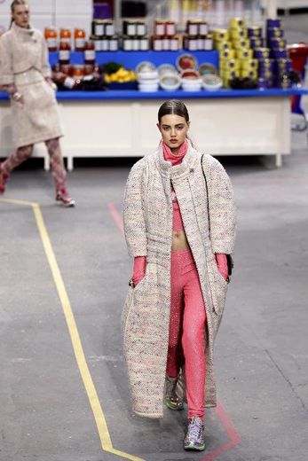 Pour l'hiver 2014-2015, le tailleur Chanel peut se porter sur un pantalon irisé, comme le montre ce mannequin au défilé Chanel mardi 4 mars 2014 au Grand Palais à Paris