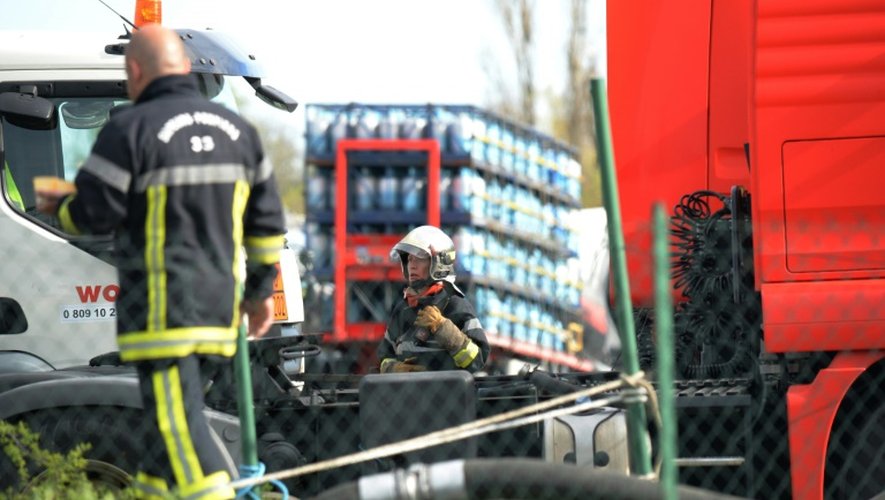 Des pompiers après leur intervention   lors d'un incendie survenu au sein d'une société spécialisée dans le transport de matières dangereuses qui a provoqué l'explosion de plusieurs camions-citernes à Bassens au nord de Bordeaux, le 3 avril 2016