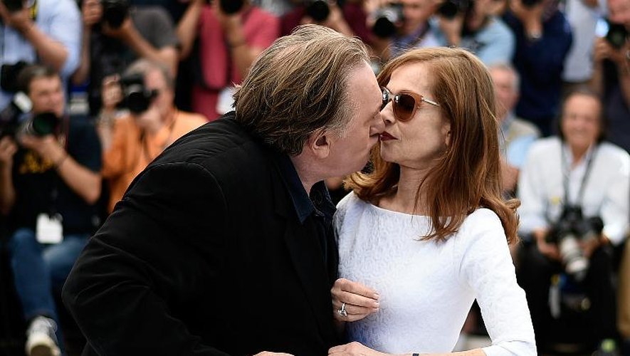 Gérard Depardieu et Isabelle Huppert prennent la pose lors de la séance photo du film "Valley of Love", le 22 mai 2015 à Cannes