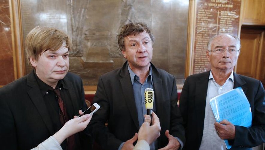 Trois des plaignants expliquent devant la presse, le 22 mai 2015 pourquoi ils contestent la nouvelle appellation "Les Républicains" voulue par Nicolas Sarkozy pour rebaptiser l'UMP