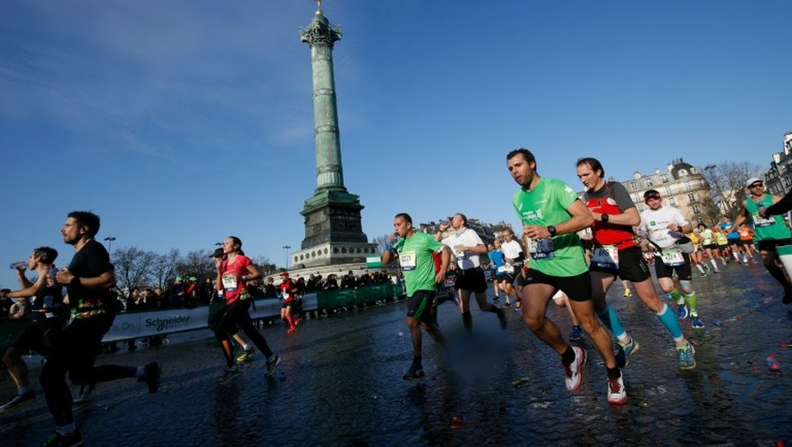 Des participants au marathon de Paris traversent la place de la Bastille, le 3 avril 2016