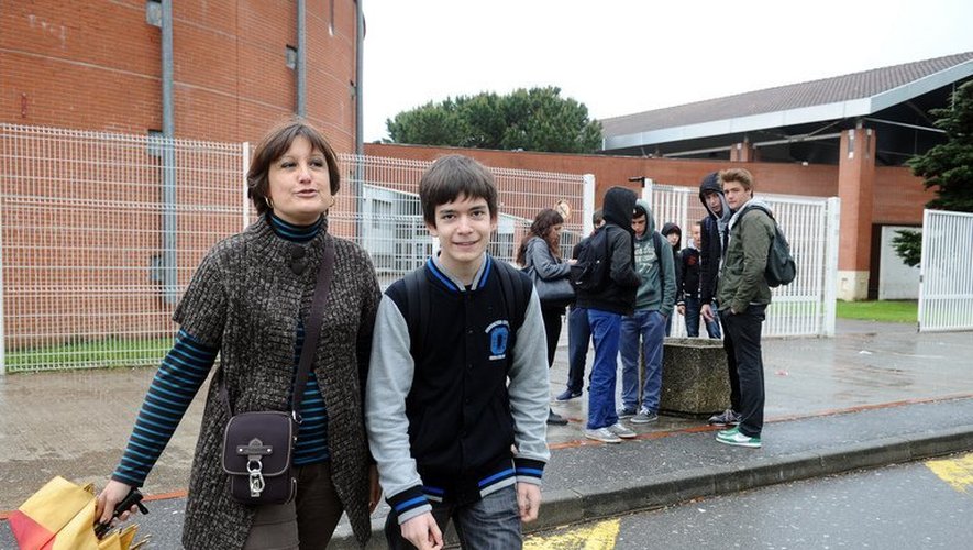 Maxime Parra et sa mère Catherine le 22 mai 2013 devant le lycée à   Saint-Orens-de-Gameville