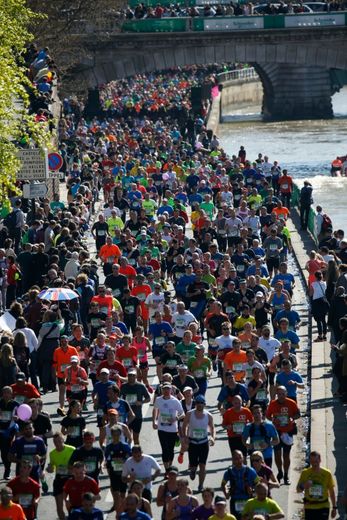 Des coureurs participants à la 40e édition du marathon de Paris, le 3 avril 2016