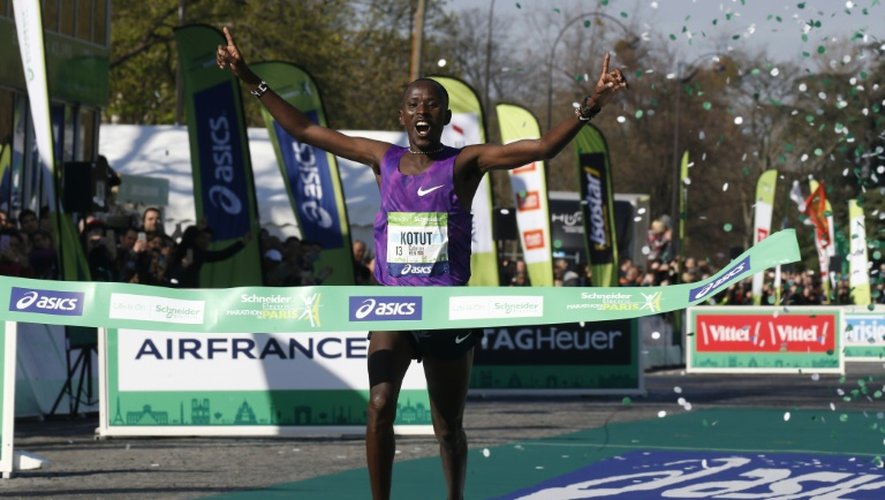 Le Kényan Cyprian Kotut franchit la ligne d'arrivée du 40e marathon de Paris, le 3 avril 2016