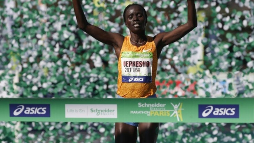 La Kényane Visiline Jepkesho franchit la ligne d'arrivée de la 40e édition du marathon de Paris, le 3 avril 2016