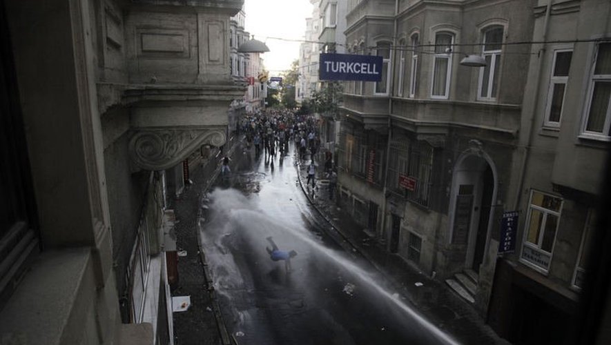 Des manifestants se heurtent à des policiers turcs, le 31 mai 2013 à Istanbul en marge d'une protestation contre le gouvernement