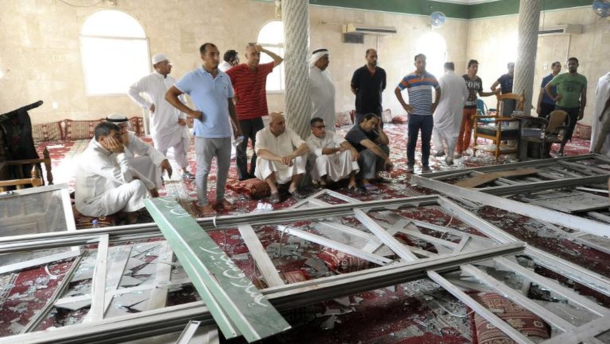 L'intérieur de la mosquée frappée par un attentat à Koudeih, dans la province de Qatif, en Arabie saoudite, le 22 mai 2015