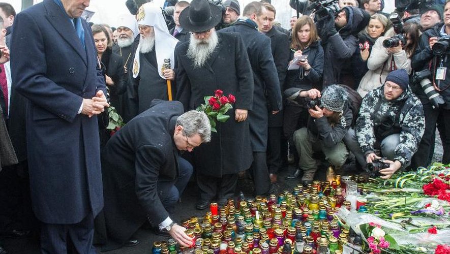 Le secrétaire d'Etat américain John Kerry rend hommage aux victimes de la répression Place de l'Indépendance, à Kiev le 4 mars 2014