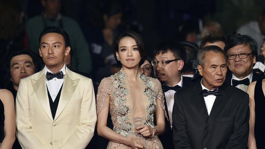 De gauche à droite les acteurs taïwanais Chang Chen et Shi Qi et le réalisateur taïwanais Hou Hsiao-Hsien, le 21 mai 2015 à Cannes pour la présentation du film "The Assassin"