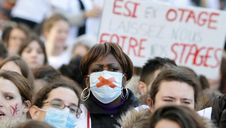 Des étudiants infirmiers  manifestent à Paris le 4 mars 2014 pour dire leur "colère"