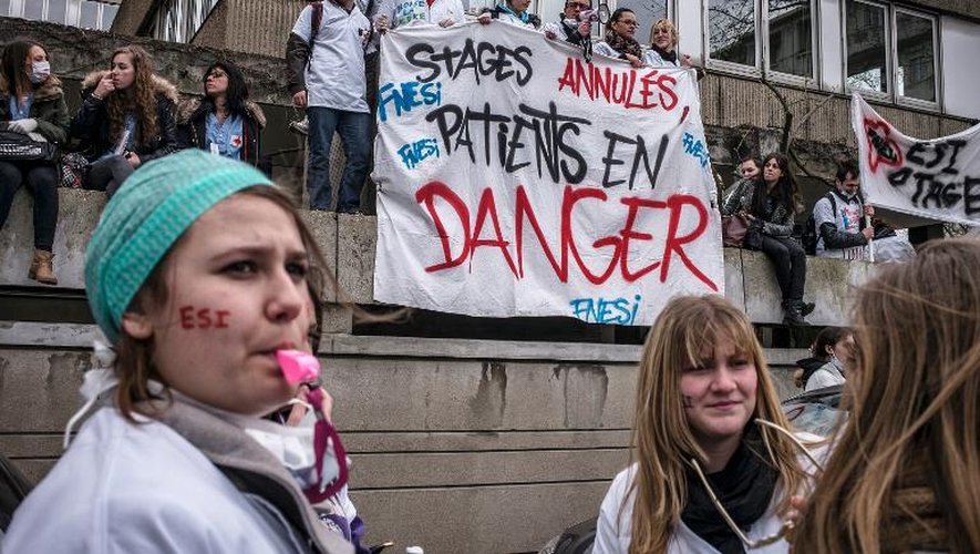 Des étudiants infirmiers manifestent à Lyon  leur "colère" face au refus des cliniques de les accueillir en stage le 4 mars 2014