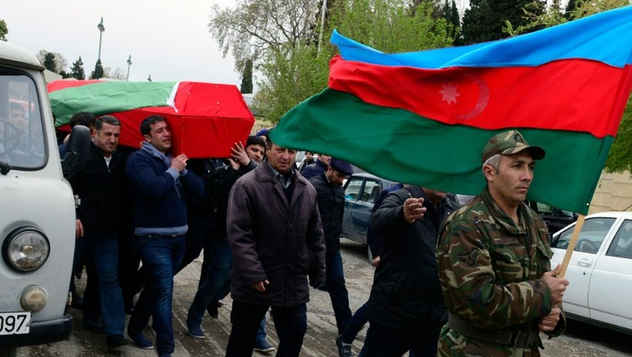 Le cercueil d'un soldat azerbaïdjanais est transporté le 3 avril 2016 à Terter, en Azerbaïdjan