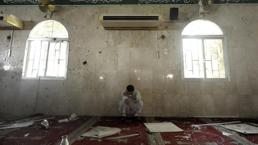 Un Saoudien pleure dans une mosquée chiite de l'est de l'Arabie saoudite, où un attentat-suicide a fait de nombreux morts et blessés