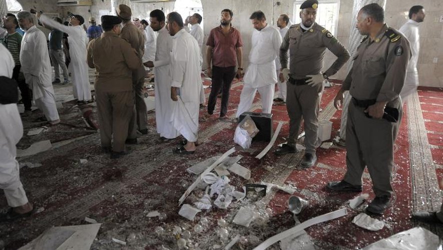 Des policiers inspectent l'intérieur de la mosquée chiite qui a été frappée par un attentat-suicide, le 22 mai 2015 à Qatif