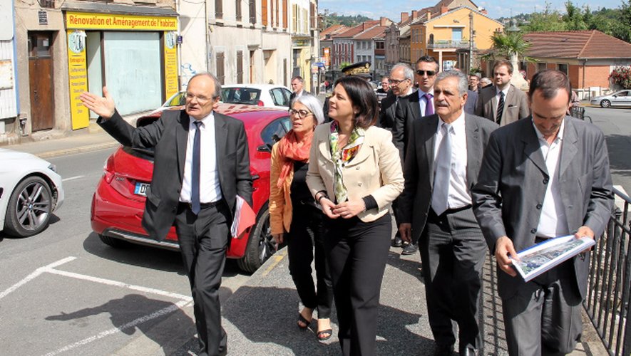 Sylvia Pinel entourée des représentants de l’État en Aveyron et des élus locaux.