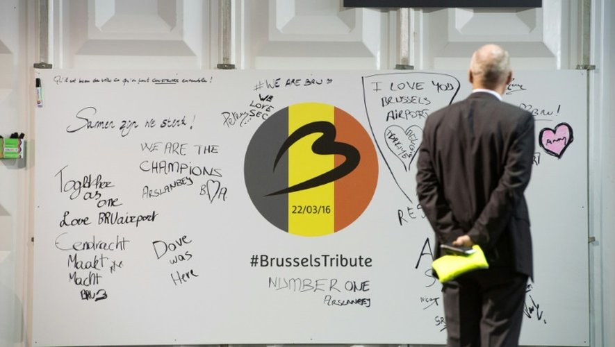 Un mur de messages déposés en hommage aux victimes des attentats, le 3 avril 2016 à l'aéroport de Bruxelles
