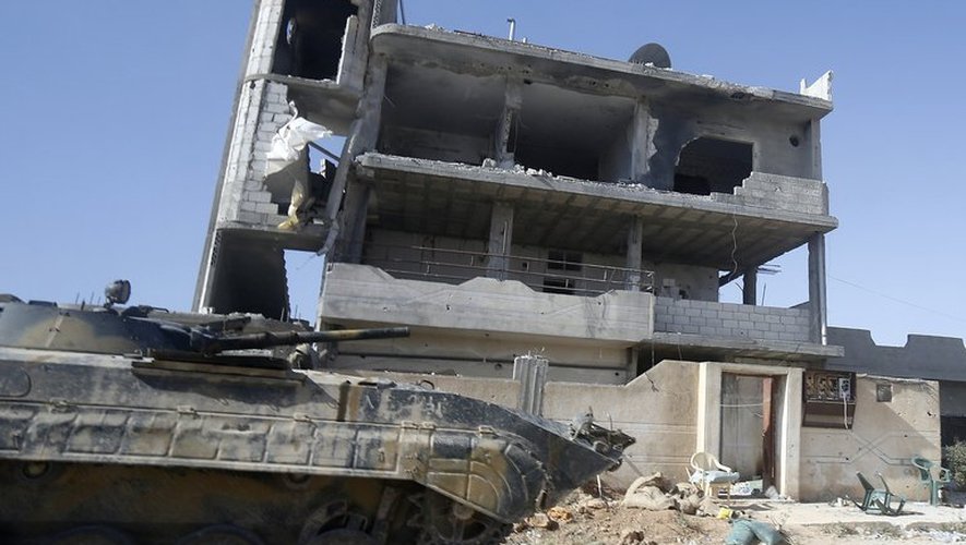 Un tank de l'armée syrienne patrouille le 25 mai 2013 à Qousseir, en Syrie