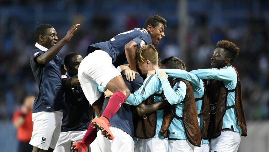 La joie des joueurs de l'équipe de France U17, sacrés champions d'Europe de la catégorie à Bourgas en Bulgarie, le 22 mai 2015